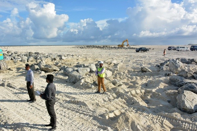 ނޮވެމްބަރު 25، 2015: ހުޅުމާލޭގެ މަސައްކަތްތައް ކުރިއަށް ދާ ގޮތް ބަލާ ލުމަށް އީވައިސީގައި ހިމެނިވަޑައިގަންނަވާ ބައެއް ވަޒީރުން ހުޅުމާލެއަށް ކުރެއްވި ދަތުރުފުޅުގެ ތެރެއިން -- ސަންފޮޓޯ/ އަލީ ނަސީރު