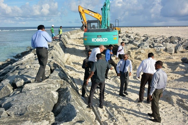 ނޮވެމްބަރު 25، 2015: ހުޅުމާލޭގެ މަސައްކަތްތައް ކުރިއަށް ދާ ގޮތް ބަލާ ލުމަށް އީވައިސީގައި ހިމެނިވަޑައިގަންނަވާ ބައެއް ވަޒީރުން ހުޅުމާލެއަށް ކުރެއްވި ދަތުރުފުޅުގެ ތެރެއިން -- ސަންފޮޓޯ/ އަލީ ނަސީރު