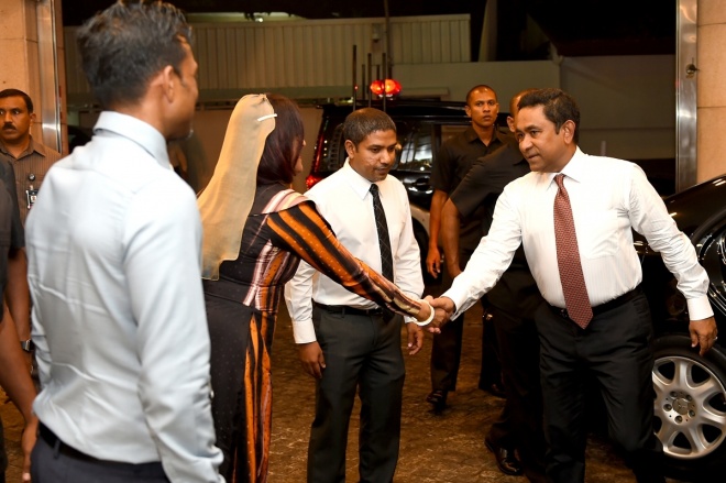 ޑިސެމްބަރ 3، 2015: މި ސަރުކާރުގެ ހާރިޖީ ސިޔާސަތުގެ ފާއިތުވީ ދެއަހަރުގެ ކާމިޔާބީތަކާއި، އ.ދ.ގެ މެންބަރު ގައުމަކަށް ގައުމެއްގެ ގޮތުގައި 50 އަހަރު ފުރުން ފާހަގަ ކުރުމަށް ހޮޓެލް ޖެންގައި ބޭއްވި ރަސްމިއްޔާތުގެ ތެރެއިން -- ފޮޓޯ/ ރައީސް އޮފީސް
