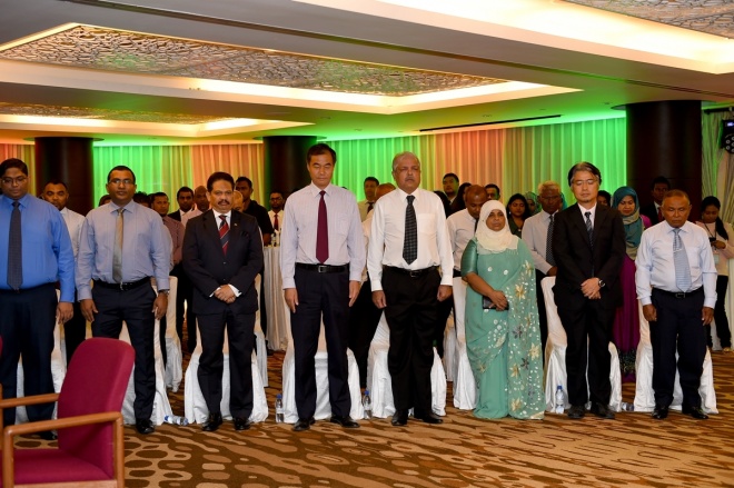 ޑިސެމްބަރ 3، 2015: މި ސަރުކާރުގެ ހާރިޖީ ސިޔާސަތުގެ ފާއިތުވީ ދެއަހަރުގެ ކާމިޔާބީތަކާއި، އ.ދ.ގެ މެންބަރު ގައުމަކަށް ގައުމެއްގެ ގޮތުގައި 50 އަހަރު ފުރުން ފާހަގަ ކުރުމަށް ހޮޓެލް ޖެންގައި ބޭއްވި ރަސްމިއްޔާތުގެ ތެރެއިން -- ފޮޓޯ/ ރައީސް އޮފީސް