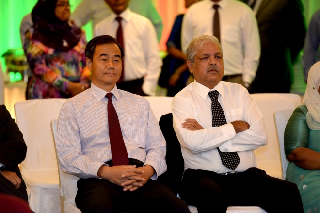 ޑިސެމްބަރ 3، 2015: މި ސަރުކާރުގެ ހާރިޖީ ސިޔާސަތުގެ ފާއިތުވީ ދެއަހަރުގެ ކާމިޔާބީތަކާއި، އ.ދ.ގެ މެންބަރު ގައުމަކަށް ގައުމެއްގެ ގޮތުގައި 50 އަހަރު ފުރުން ފާހަގަ ކުރުމަށް ހޮޓެލް ޖެންގައި ބޭއްވި ރަސްމިއްޔާތުގެ ތެރެއިން -- ފޮޓޯ/ ރައީސް އޮފީސް