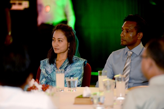 ޑިސެމްބަރ 3، 2015: މި ސަރުކާރުގެ ހާރިޖީ ސިޔާސަތުގެ ފާއިތުވީ ދެއަހަރުގެ ކާމިޔާބީތަކާއި، އ.ދ.ގެ މެންބަރު ގައުމަކަށް ގައުމެއްގެ ގޮތުގައި 50 އަހަރު ފުރުން ފާހަގަ ކުރުމަށް ހޮޓެލް ޖެންގައި ބޭއްވި ރަސްމިއްޔާތުގެ ތެރެއިން -- ފޮޓޯ/ ރައީސް އޮފީސް