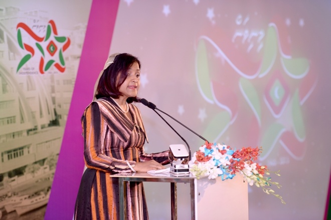 ޑިސެމްބަރ 3، 2015: މި ސަރުކާރުގެ ހާރިޖީ ސިޔާސަތުގެ ފާއިތުވީ ދެއަހަރުގެ ކާމިޔާބީތަކާއި، އ.ދ.ގެ މެންބަރު ގައުމަކަށް ގައުމެއްގެ ގޮތުގައި 50 އަހަރު ފުރުން ފާހަގަ ކުރުމަށް ހޮޓެލް ޖެންގައި ބޭއްވި ރަސްމިއްޔާތުގެ ތެރެއިން -- ފޮޓޯ/ ރައީސް އޮފީސް