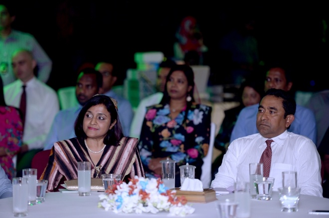 ޑިސެމްބަރ 3، 2015: މި ސަރުކާރުގެ ހާރިޖީ ސިޔާސަތުގެ ފާއިތުވީ ދެއަހަރުގެ ކާމިޔާބީތަކާއި، އ.ދ.ގެ މެންބަރު ގައުމަކަށް ގައުމެއްގެ ގޮތުގައި 50 އަހަރު ފުރުން ފާހަގަ ކުރުމަށް ހޮޓެލް ޖެންގައި ބޭއްވި ރަސްމިއްޔާތުގެ ތެރެއިން -- ފޮޓޯ/ ރައީސް އޮފީސް