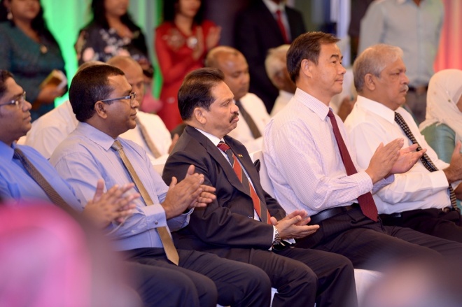 ޑިސެމްބަރ 3، 2015: މި ސަރުކާރުގެ ހާރިޖީ ސިޔާސަތުގެ ފާއިތުވީ ދެއަހަރުގެ ކާމިޔާބީތަކާއި، އ.ދ.ގެ މެންބަރު ގައުމަކަށް ގައުމެއްގެ ގޮތުގައި 50 އަހަރު ފުރުން ފާހަގަ ކުރުމަށް ހޮޓެލް ޖެންގައި ބޭއްވި ރަސްމިއްޔާތުގެ ތެރެއިން -- ފޮޓޯ/ ރައީސް އޮފީސް