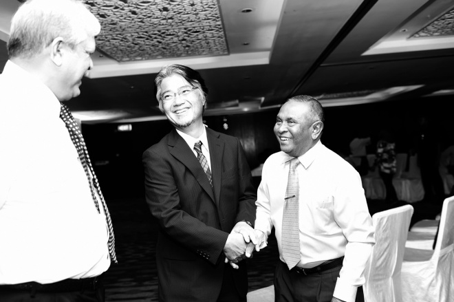 ޑިސެމްބަރ 3، 2015: މި ސަރުކާރުގެ ހާރިޖީ ސިޔާސަތުގެ ފާއިތުވީ ދެއަހަރުގެ ކާމިޔާބީތަކާއި، އ.ދ.ގެ މެންބަރު ގައުމަކަށް ގައުމެއްގެ ގޮތުގައި 50 އަހަރު ފުރުން ފާހަގަ ކުރުމަށް ހޮޓެލް ޖެންގައި ބޭއްވި ރަސްމިއްޔާތުގެ ތެރެއިން -- ފޮޓޯ/ ރައީސް އޮފީސް