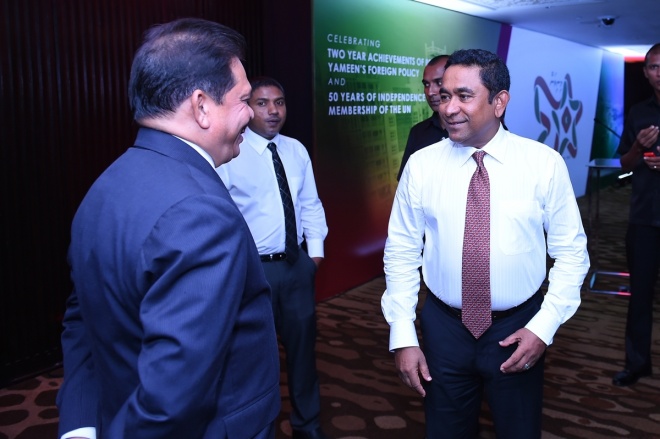 ޑިސެމްބަރ 3، 2015: މި ސަރުކާރުގެ ހާރިޖީ ސިޔާސަތުގެ ފާއިތުވީ ދެއަހަރުގެ ކާމިޔާބީތަކާއި، އ.ދ.ގެ މެންބަރު ގައުމަކަށް ގައުމެއްގެ ގޮތުގައި 50 އަހަރު ފުރުން ފާހަގަ ކުރުމަށް ހޮޓެލް ޖެންގައި ބޭއްވި ރަސްމިއްޔާތުގެ ތެރެއިން -- ފޮޓޯ/ ރައީސް އޮފީސް