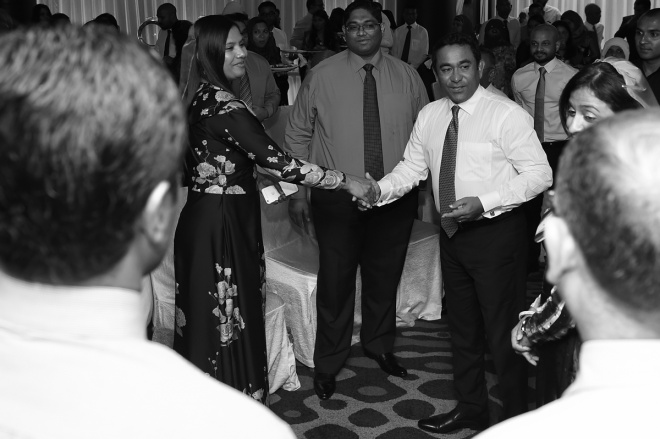 ޑިސެމްބަރ 3، 2015: މި ސަރުކާރުގެ ހާރިޖީ ސިޔާސަތުގެ ފާއިތުވީ ދެއަހަރުގެ ކާމިޔާބީތަކާއި، އ.ދ.ގެ މެންބަރު ގައުމަކަށް ގައުމެއްގެ ގޮތުގައި 50 އަހަރު ފުރުން ފާހަގަ ކުރުމަށް ހޮޓެލް ޖެންގައި ބޭއްވި ރަސްމިއްޔާތުގެ ތެރެއިން -- ފޮޓޯ/ ރައީސް އޮފީސް