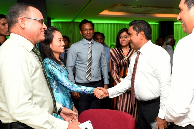 ޑިސެމްބަރ 3، 2015: މި ސަރުކާރުގެ ހާރިޖީ ސިޔާސަތުގެ ފާއިތުވީ ދެއަހަރުގެ ކާމިޔާބީތަކާއި، އ.ދ.ގެ މެންބަރު ގައުމަކަށް ގައުމެއްގެ ގޮތުގައި 50 އަހަރު ފުރުން ފާހަގަ ކުރުމަށް ހޮޓެލް ޖެންގައި ބޭއްވި ރަސްމިއްޔާތުގެ ތެރެއިން -- ފޮޓޯ/ ރައީސް އޮފީސް
