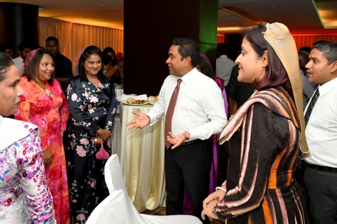ޑިސެމްބަރ 3، 2015: މި ސަރުކާރުގެ ހާރިޖީ ސިޔާސަތުގެ ފާއިތުވީ ދެއަހަރުގެ ކާމިޔާބީތަކާއި، އ.ދ.ގެ މެންބަރު ގައުމަކަށް ގައުމެއްގެ ގޮތުގައި 50 އަހަރު ފުރުން ފާހަގަ ކުރުމަށް ހޮޓެލް ޖެންގައި ބޭއްވި ރަސްމިއްޔާތުގެ ތެރެއިން -- ފޮޓޯ/ ރައީސް އޮފީސް