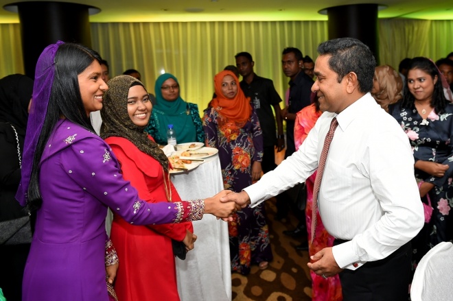 ޑިސެމްބަރ 3، 2015: މި ސަރުކާރުގެ ހާރިޖީ ސިޔާސަތުގެ ފާއިތުވީ ދެއަހަރުގެ ކާމިޔާބީތަކާއި، އ.ދ.ގެ މެންބަރު ގައުމަކަށް ގައުމެއްގެ ގޮތުގައި 50 އަހަރު ފުރުން ފާހަގަ ކުރުމަށް ހޮޓެލް ޖެންގައި ބޭއްވި ރަސްމިއްޔާތުގެ ތެރެއިން -- ފޮޓޯ/ ރައީސް އޮފީސް