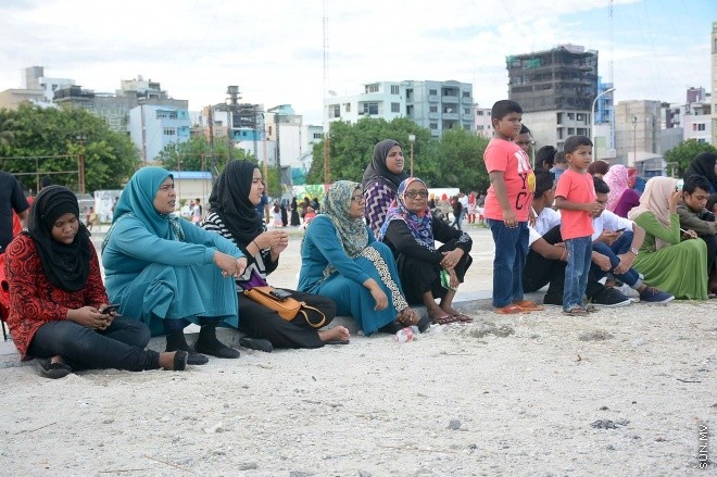 ޑިސެމްބަރު 11، 2015: ބައިނަލްއަގުވާމީ ސިވިލް އޭވިއޭޝަން ދުވަސް ފާހަގަ ކުރުމުގެ ގޮތުން ސިވިލް އޭވިއޭޝަން އޮތޯރިޓީން އިންތިޒާމް ކުރި "ފްލައި ޕާސްޓް" ބަލާލުމަށް ގިނަ ބަޔަކު ޖަމާވެފައި-- ސަން ފޮޓޯ/ އަލީ ނަސީރު