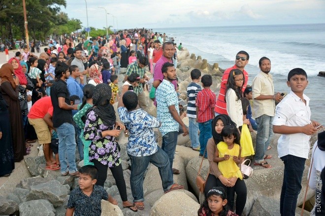 ޑިސެމްބަރު 11، 2015: ބައިނަލްއަގުވާމީ ސިވިލް އޭވިއޭޝަން ދުވަސް ފާހަގަ ކުރުމުގެ ގޮތުން ސިވިލް އޭވިއޭޝަން އޮތޯރިޓީން އިންތިޒާމް ކުރި "ފްލައި ޕާސްޓް" ބަލާލުމަށް ގިނަ ބަޔަކު ޖަމާވެފައި-- ސަން ފޮޓޯ/ އަލީ ނަސީރު