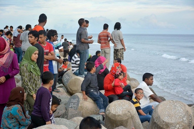 ޑިސެމްބަރު 11، 2015: ބައިނަލްއަގުވާމީ ސިވިލް އޭވިއޭޝަން ދުވަސް ފާހަގަ ކުރުމުގެ ގޮތުން ސިވިލް އޭވިއޭޝަން އޮތޯރިޓީން އިންތިޒާމް ކުރި "ފްލައި ޕާސްޓް" ބަލާލުމަށް ގިނަ ބަޔަކު ޖަމާވެފައި-- ސަން ފޮޓޯ/ އަލީ ނަސީރު