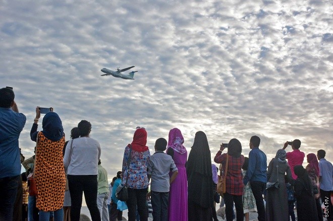 ޑިސެމްބަރު 11، 2015: ބައިނަލްއަގުވާމީ ސިވިލް އޭވިއޭޝަން ދުވަސް ފާހަގަ ކުރުމުގެ ގޮތުން ސިވިލް އޭވިއޭޝަން އޮތޯރިޓީން އިންތިޒާމް ކުރި "ފްލައި ޕާސްޓް" ބަލާލުމަށް ގިނަ ބަޔަކު ޖަމާވެފައި-- ސަން ފޮޓޯ/ އަލީ ނަސީރު