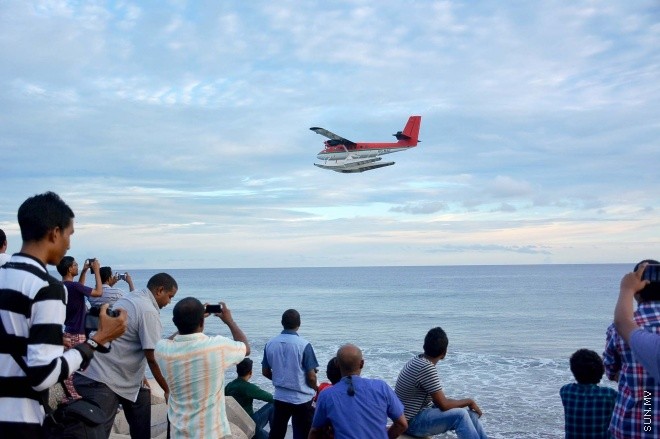 ޑިސެމްބަރު 11، 2015: ބައިނަލްއަގުވާމީ ސިވިލް އޭވިއޭޝަން ދުވަސް ފާހަގަ ކުރުމުގެ ގޮތުން ސިވިލް އޭވިއޭޝަން އޮތޯރިޓީން އިންތިޒާމް ކުރި "ފްލައި ޕާސްޓް" އެއާ ޝޯގެ ތެެރއިން-- ސަން ފޮޓޯ/ އަލީ ނަސީރު