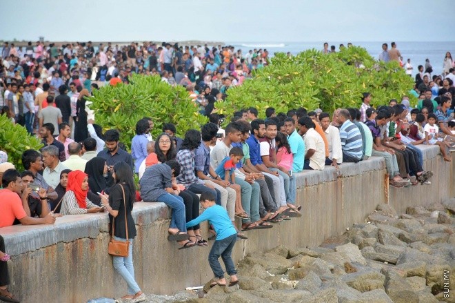ޑިސެމްބަރު 11، 2015: ބައިނަލްއަގުވާމީ ސިވިލް އޭވިއޭޝަން ދުވަސް ފާހަގަ ކުރުމުގެ ގޮތުން ސިވިލް އޭވިއޭޝަން އޮތޯރިޓީން އިންތިޒާމް ކުރި "ފްލައި ޕާސްޓް" ބަލާލުމަށް ގިނަ ބަޔަކު ޖަމާވެފައި-- ސަން ފޮޓޯ/ އަލީ ނަސީރު