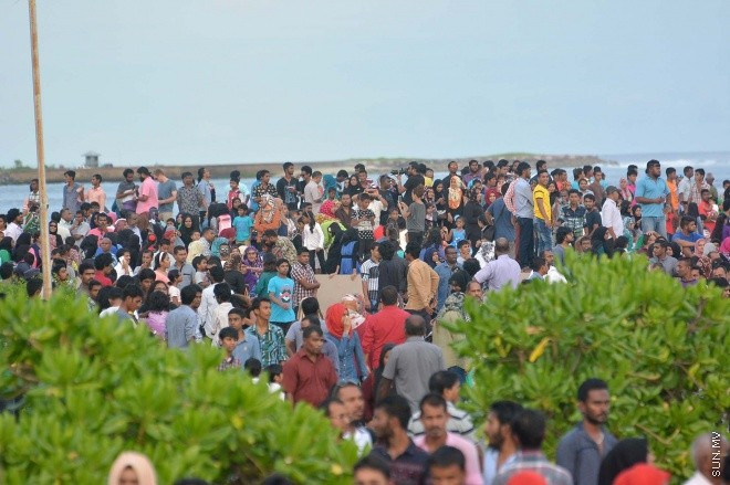 ޑިސެމްބަރު 11، 2015: ބައިނަލްއަގުވާމީ ސިވިލް އޭވިއޭޝަން ދުވަސް ފާހަގަ ކުރުމުގެ ގޮތުން ސިވިލް އޭވިއޭޝަން އޮތޯރިޓީން އިންތިޒާމް ކުރި "ފްލައި ޕާސްޓް" ބަލާލުމަށް ގިނަ ބަޔަކު ޖަމާވެފައި-- ސަން ފޮޓޯ/ އަލީ ނަސީރު
