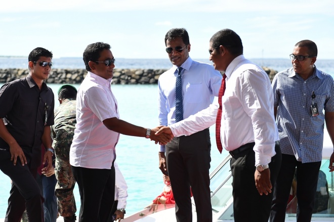 ޑިސެމްބަރު 13، 2015- ރާއްޖޭގެ ގައުމީ ދުވަހާ ގުޅުވައިގެން އުތީމުގައި އެމްއެންޑީއެފުން ތައްޔާރުކުރި ކަޅުއޮށްފުންމީގެ ހަނދާނީ ބިނާ، ރައީސް އަބްދުﷲ ޔާމީން އިފުތިތާހުކޮށްދެއްވުމަށް ބޭއްވި ރަސްމިއްޔާތުގެ ތެރެއިން.---ފޮޓޯ: ރައީސް އޮފީސް