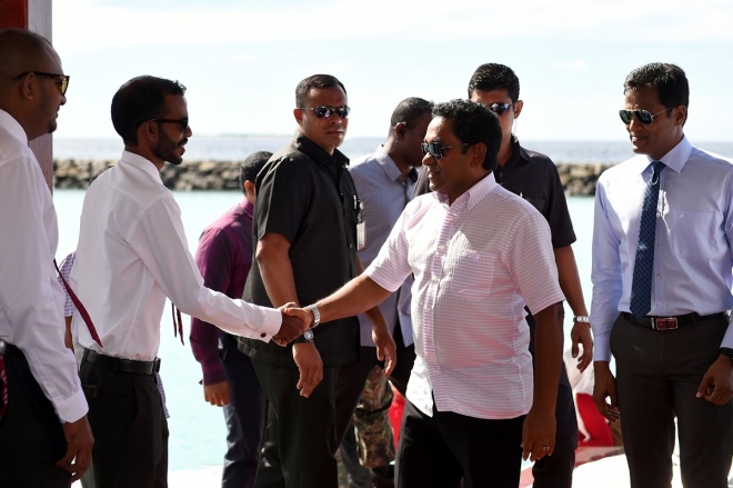 ޑިސެމްބަރު 13، 2015- ރާއްޖޭގެ ގައުމީ ދުވަހާ ގުޅުވައިގެން އުތީމުގައި އެމްއެންޑީއެފުން ތައްޔާރުކުރި ކަޅުއޮށްފުންމީގެ ހަނދާނީ ބިނާ، ރައީސް އަބްދުﷲ ޔާމީން އިފުތިތާހުކޮށްދެއްވުމަށް ބޭއްވި ރަސްމިއްޔާތުގެ ތެރެއިން.---ފޮޓޯ: ރައީސް އޮފީސް