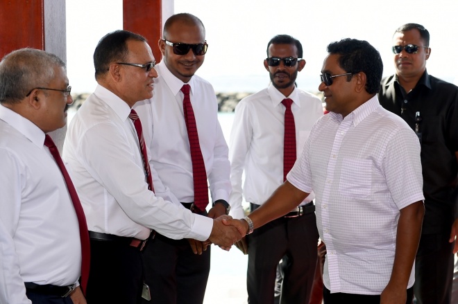 ޑިސެމްބަރު 13، 2015- ރާއްޖޭގެ ގައުމީ ދުވަހާ ގުޅުވައިގެން އުތީމުގައި އެމްއެންޑީއެފުން ތައްޔާރުކުރި ކަޅުއޮށްފުންމީގެ ހަނދާނީ ބިނާ، ރައީސް އަބްދުﷲ ޔާމީން އިފުތިތާހުކޮށްދެއްވުމަށް ބޭއްވި ރަސްމިއްޔާތުގެ ތެރެއިން.---ފޮޓޯ: ރައީސް އޮފީސް