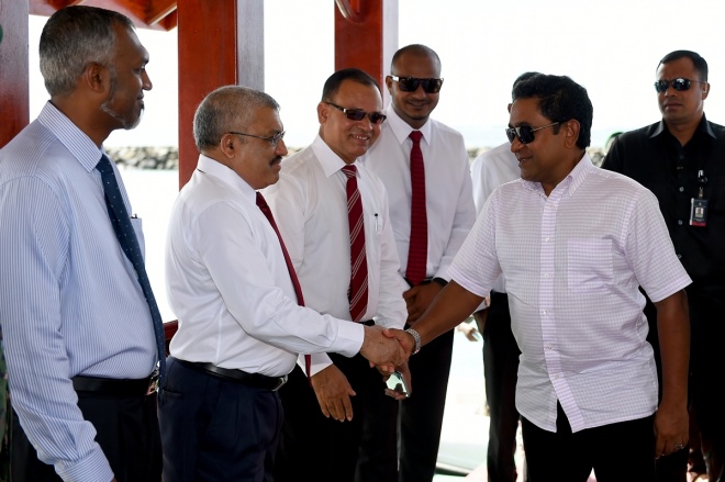 ޑިސެމްބަރު 13، 2015- ރާއްޖޭގެ ގައުމީ ދުވަހާ ގުޅުވައިގެން އުތީމުގައި އެމްއެންޑީއެފުން ތައްޔާރުކުރި ކަޅުއޮށްފުންމީގެ ހަނދާނީ ބިނާ، ރައީސް އަބްދުﷲ ޔާމީން އިފުތިތާހުކޮށްދެއްވުމަށް ބޭއްވި ރަސްމިއްޔާތުގެ ތެރެއިން.---ފޮޓޯ: ރައީސް އޮފީސް