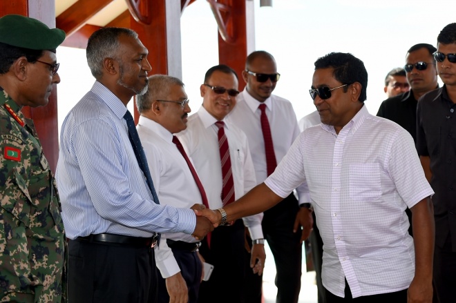 ޑިސެމްބަރު 13، 2015- ރާއްޖޭގެ ގައުމީ ދުވަހާ ގުޅުވައިގެން އުތީމުގައި އެމްއެންޑީއެފުން ތައްޔާރުކުރި ކަޅުއޮށްފުންމީގެ ހަނދާނީ ބިނާ، ރައީސް އަބްދުﷲ ޔާމީން އިފުތިތާހުކޮށްދެއްވުމަށް ބޭއްވި ރަސްމިއްޔާތުގެ ތެރެއިން.---ފޮޓޯ: ރައީސް އޮފީސް