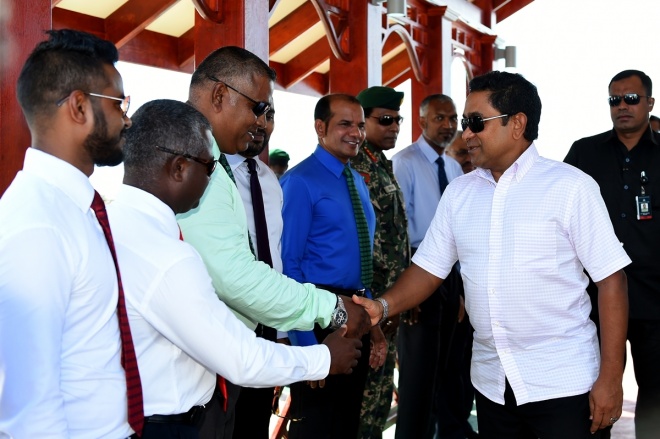 ޑިސެމްބަރު 13، 2015- ރާއްޖޭގެ ގައުމީ ދުވަހާ ގުޅުވައިގެން އުތީމުގައި އެމްއެންޑީއެފުން ތައްޔާރުކުރި ކަޅުއޮށްފުންމީގެ ހަނދާނީ ބިނާ، ރައީސް އަބްދުﷲ ޔާމީން އިފުތިތާހުކޮށްދެއްވުމަށް ބޭއްވި ރަސްމިއްޔާތުގެ ތެރެއިން.---ފޮޓޯ: ރައީސް އޮފީސް