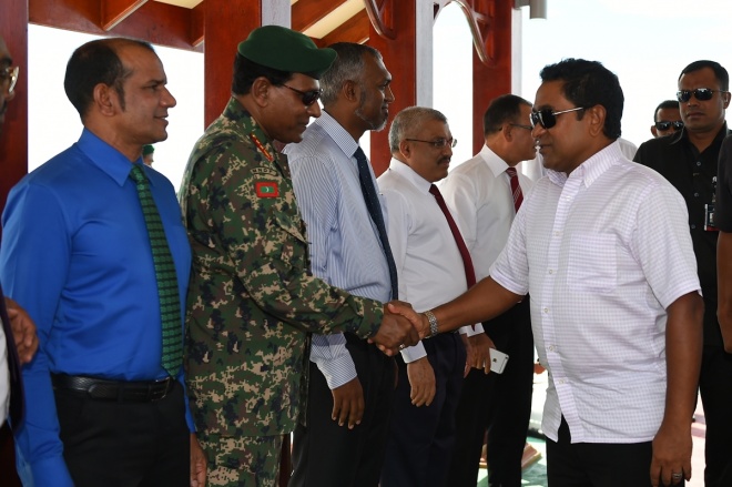 ޑިސެމްބަރު 13، 2015- ރާއްޖޭގެ ގައުމީ ދުވަހާ ގުޅުވައިގެން އުތީމުގައި އެމްއެންޑީއެފުން ތައްޔާރުކުރި ކަޅުއޮށްފުންމީގެ ހަނދާނީ ބިނާ، ރައީސް އަބްދުﷲ ޔާމީން އިފުތިތާހުކޮށްދެއްވުމަށް ބޭއްވި ރަސްމިއްޔާތުގެ ތެރެއިން.---ފޮޓޯ: ރައީސް އޮފީސް