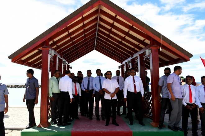 ޑިސެމްބަރު 13، 2015- ރާއްޖޭގެ ގައުމީ ދުވަހާ ގުޅުވައިގެން އުތީމުގައި އެމްއެންޑީއެފުން ތައްޔާރުކުރި ކަޅުއޮށްފުންމީގެ ހަނދާނީ ބިނާ، ރައީސް އަބްދުﷲ ޔާމީން އިފުތިތާހުކޮށްދެއްވުމަށް ބޭއްވި ރަސްމިއްޔާތުގެ ތެރެއިން.---ފޮޓޯ: ރައީސް އޮފީސް