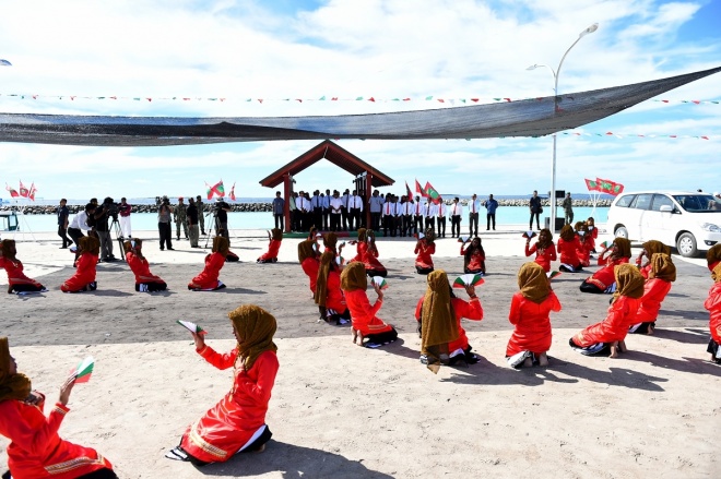 ޑިސެމްބަރު 13، 2015- ރާއްޖޭގެ ގައުމީ ދުވަހާ ގުޅުވައިގެން އުތީމުގައި އެމްއެންޑީއެފުން ތައްޔާރުކުރި ކަޅުއޮށްފުންމީގެ ހަނދާނީ ބިނާ، ރައީސް އަބްދުﷲ ޔާމީން އިފުތިތާހުކޮށްދެއްވުމަށް ބޭއްވި ރަސްމިއްޔާތުގެ ތެރެއިން.---ފޮޓޯ: ރައީސް އޮފީސް