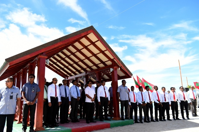 ޑިސެމްބަރު 13، 2015- ރާއްޖޭގެ ގައުމީ ދުވަހާ ގުޅުވައިގެން އުތީމުގައި އެމްއެންޑީއެފުން ތައްޔާރުކުރި ކަޅުއޮށްފުންމީގެ ހަނދާނީ ބިނާ، ރައީސް އަބްދުﷲ ޔާމީން އިފުތިތާހުކޮށްދެއްވުމަށް ބޭއްވި ރަސްމިއްޔާތުގެ ތެރެއިން.---ފޮޓޯ: ރައީސް އޮފީސް