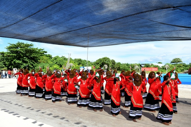 ޑިސެމްބަރު 13، 2015- ރާއްޖޭގެ ގައުމީ ދުވަހާ ގުޅުވައިގެން އުތީމުގައި އެމްއެންޑީއެފުން ތައްޔާރުކުރި ކަޅުއޮށްފުންމީގެ ހަނދާނީ ބިނާ، ރައީސް އަބްދުﷲ ޔާމީން އިފުތިތާހުކޮށްދެއްވުމަށް ބޭއްވި ރަސްމިއްޔާތުގެ ތެރެއިން.---ފޮޓޯ: ރައީސް އޮފީސް