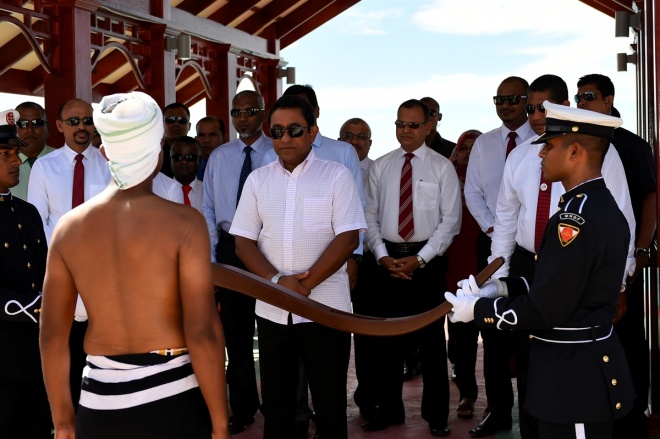 ޑިސެމްބަރު 13، 2015- ރާއްޖޭގެ ގައުމީ ދުވަހާ ގުޅުވައިގެން އުތީމުގައި އެމްއެންޑީއެފުން ތައްޔާރުކުރި ކަޅުއޮށްފުންމީގެ ހަނދާނީ ބިނާ، ރައީސް އަބްދުﷲ ޔާމީން އިފުތިތާހުކޮށްދެއްވުމަށް ބޭއްވި ރަސްމިއްޔާތުގެ ތެރެއިން.---ފޮޓޯ: ރައީސް އޮފީސް