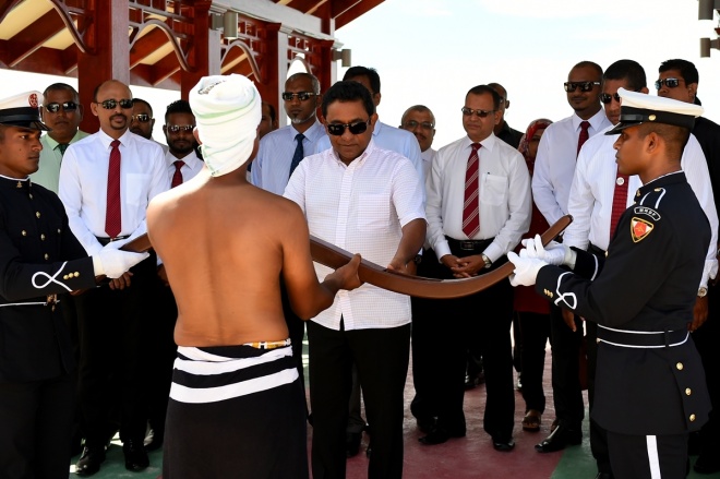 ޑިސެމްބަރު 13، 2015- ރާއްޖޭގެ ގައުމީ ދުވަހާ ގުޅުވައިގެން އުތީމުގައި އެމްއެންޑީއެފުން ތައްޔާރުކުރި ކަޅުއޮށްފުންމީގެ ހަނދާނީ ބިނާ، ރައީސް އަބްދުﷲ ޔާމީން އިފުތިތާހުކޮށްދެއްވުމަށް ބޭއްވި ރަސްމިއްޔާތުގެ ތެރެއިން.---ފޮޓޯ: ރައީސް އޮފީސް
