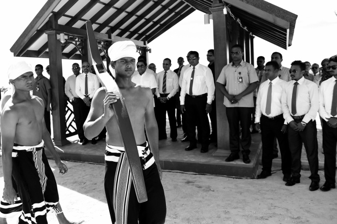 ޑިސެމްބަރު 13، 2015- ރާއްޖޭގެ ގައުމީ ދުވަހާ ގުޅުވައިގެން އުތީމުގައި އެމްއެންޑީއެފުން ތައްޔާރުކުރި ކަޅުއޮށްފުންމީގެ ހަނދާނީ ބިނާ، ރައީސް އަބްދުﷲ ޔާމީން އިފުތިތާހުކޮށްދެއްވުމަށް ބޭއްވި ރަސްމިއްޔާތުގެ ތެރެއިން.---ފޮޓޯ: ރައީސް އޮފީސް