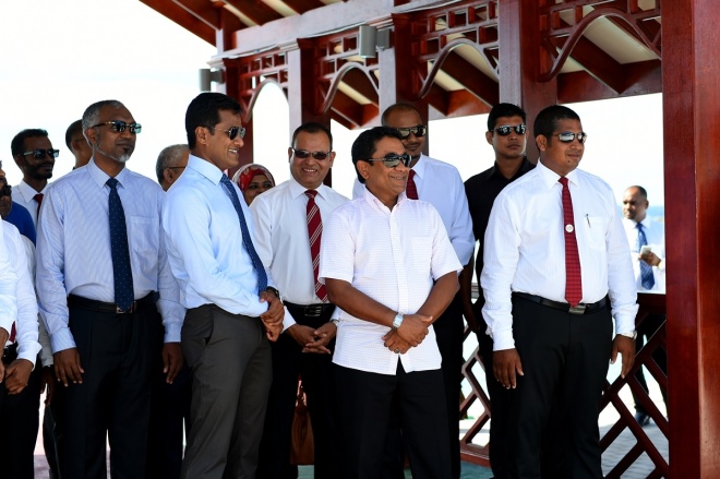 ޑިސެމްބަރު 13، 2015- ރާއްޖޭގެ ގައުމީ ދުވަހާ ގުޅުވައިގެން އުތީމުގައި އެމްއެންޑީއެފުން ތައްޔާރުކުރި ކަޅުއޮށްފުންމީގެ ހަނދާނީ ބިނާ، ރައީސް އަބްދުﷲ ޔާމީން އިފުތިތާހުކޮށްދެއްވުމަށް ބޭއްވި ރަސްމިއްޔާތުގެ ތެރެއިން.---ފޮޓޯ: ރައީސް އޮފީސް