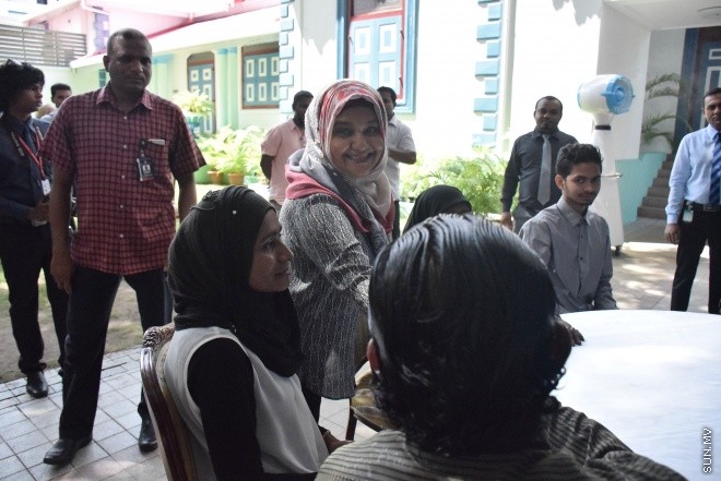 ޑިސެމްބަރ 14، 2015: ނުކުޅެދުންތެރިކަން ހުރި ފަރާތްތަކުގެ ތެރެއިން ވަޒީފާ ލިބުން ފަރާތްތަކަށް އެކަމުގެ ލިޔުން ހަވާލު ކުރުމަށް ބޭއްވި ރަސްމިއްޔާތުގެ ތެރެއިން--- ސަން ފޮޓޯ: ފަޔާޒު މޫސާ