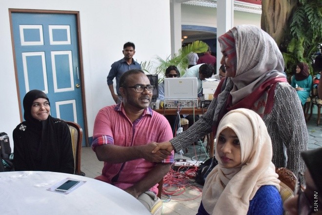 ޑިސެމްބަރ 14، 2015: ނުކުޅެދުންތެރިކަން ހުރި ފަރާތްތަކުގެ ތެރެއިން ވަޒީފާ ލިބުން ފަރާތްތަކަށް އެކަމުގެ ލިޔުން ހަވާލު ކުރުމަށް ބޭއްވި ރަސްމިއްޔާތުގެ ތެރެއިން--- ސަން ފޮޓޯ: ފަޔާޒު މޫސާ