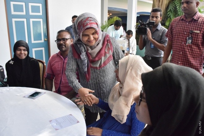ޑިސެމްބަރ 14، 2015: ނުކުޅެދުންތެރިކަން ހުރި ފަރާތްތަކުގެ ތެރެއިން ވަޒީފާ ލިބުން ފަރާތްތަކަށް އެކަމުގެ ލިޔުން ހަވާލު ކުރުމަށް ބޭއްވި ރަސްމިއްޔާތުގެ ތެރެއިން--- ސަން ފޮޓޯ: ފަޔާޒު މޫސާ