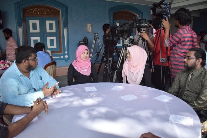 ޑިސެމްބަރ 14، 2015: ނުކުޅެދުންތެރިކަން ހުރި ފަރާތްތަކުގެ ތެރެއިން ވަޒީފާ ލިބުން ފަރާތްތަކަށް އެކަމުގެ ލިޔުން ހަވާލު ކުރުމަށް ބޭއްވި ރަސްމިއްޔާތުގެ ތެރެއިން--- ސަން ފޮޓޯ: ފަޔާޒު މޫސާ