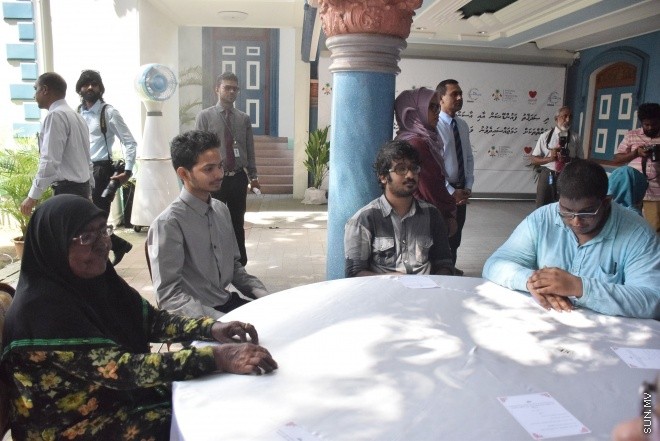 ޑިސެމްބަރ 14، 2015: ނުކުޅެދުންތެރިކަން ހުރި ފަރާތްތަކުގެ ތެރެއިން ވަޒީފާ ލިބުން ފަރާތްތަކަށް އެކަމުގެ ލިޔުން ހަވާލު ކުރުމަށް ބޭއްވި ރަސްމިއްޔާތުގެ ތެރެއިން--- ސަން ފޮޓޯ: ފަޔާޒު މޫސާ