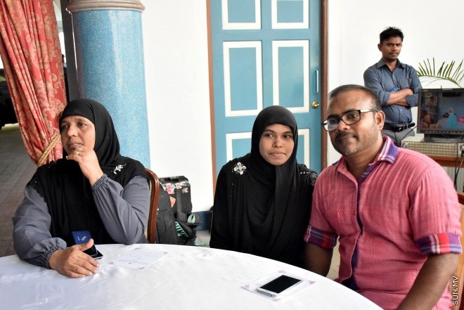 ޑިސެމްބަރ 14، 2015: ނުކުޅެދުންތެރިކަން ހުރި ފަރާތްތަކުގެ ތެރެއިން ވަޒީފާ ލިބުން ފަރާތްތަކަށް އެކަމުގެ ލިޔުން ހަވާލު ކުރުމަށް ބޭއްވި ރަސްމިއްޔާތުގެ ތެރެއިން--- ސަން ފޮޓޯ: ފަޔާޒު މޫސާ