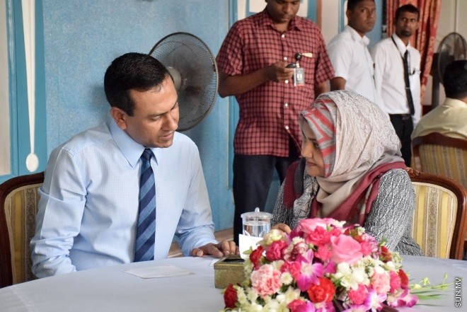 ޑިސެމްބަރ 14، 2015: ނުކުޅެދުންތެރިކަން ހުރި ފަރާތްތަކުގެ ތެރެއިން ވަޒީފާ ލިބުން ފަރާތްތަކަށް އެކަމުގެ ލިޔުން ހަވާލު ކުރުމަށް ބޭއްވި ރަސްމިއްޔާތުގެ ތެރެއިން--- ސަން ފޮޓޯ: ފަޔާޒު މޫސާ