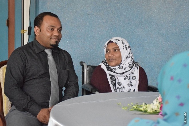ޑިސެމްބަރ 14، 2015: ނުކުޅެދުންތެރިކަން ހުރި ފަރާތްތަކުގެ ތެރެއިން ވަޒީފާ ލިބުން ފަރާތްތަކަށް އެކަމުގެ ލިޔުން ހަވާލު ކުރުމަށް ބޭއްވި ރަސްމިއްޔާތުގެ ތެރެއިން--- ސަން ފޮޓޯ: ފަޔާޒު މޫސާ