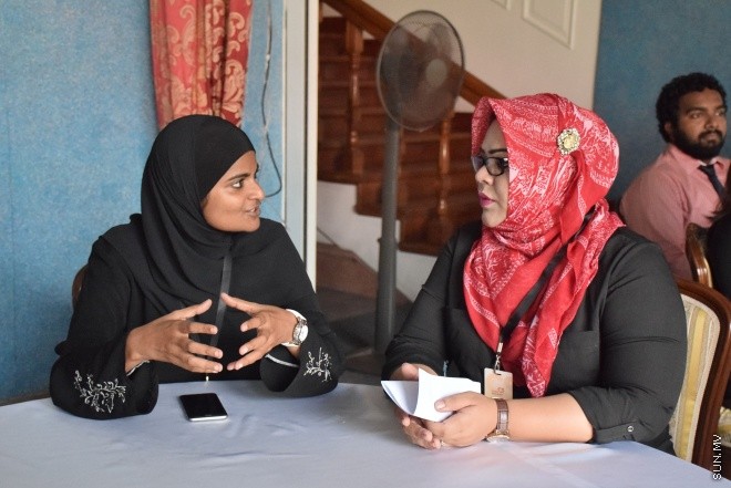 ޑިސެމްބަރ 14، 2015: ނުކުޅެދުންތެރިކަން ހުރި ފަރާތްތަކުގެ ތެރެއިން ވަޒީފާ ލިބުން ފަރާތްތަކަށް އެކަމުގެ ލިޔުން ހަވާލު ކުރުމަށް ބޭއްވި ރަސްމިއްޔާތުގެ ތެރެއިން--- ސަން ފޮޓޯ: ފަޔާޒު މޫސާ