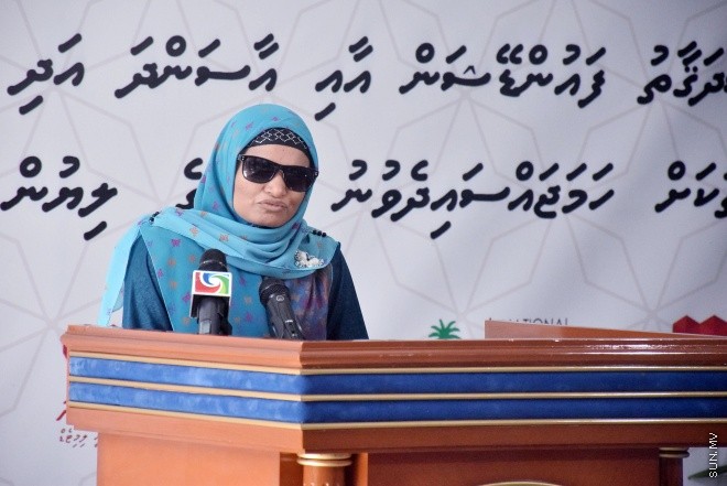 ޑިސެމްބަރ 14، 2015: ނުކުޅެދުންތެރިކަން ހުރި ފަރާތްތަކުގެ ތެރެއިން ވަޒީފާ ލިބުން ފަރާތްތަކަށް އެކަމުގެ ލިޔުން ހަވާލު ކުރުމަށް ބޭއްވި ރަސްމިއްޔާތުގެ ތެރެއިން--- ސަން ފޮޓޯ: ފަޔާޒު މޫސާ