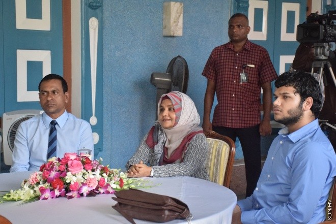 ޑިސެމްބަރ 14، 2015: ނުކުޅެދުންތެރިކަން ހުރި ފަރާތްތަކުގެ ތެރެއިން ވަޒީފާ ލިބުން ފަރާތްތަކަށް އެކަމުގެ ލިޔުން ހަވާލު ކުރުމަށް ބޭއްވި ރަސްމިއްޔާތުގެ ތެރެއިން--- ސަން ފޮޓޯ: ފަޔާޒު މޫސާ