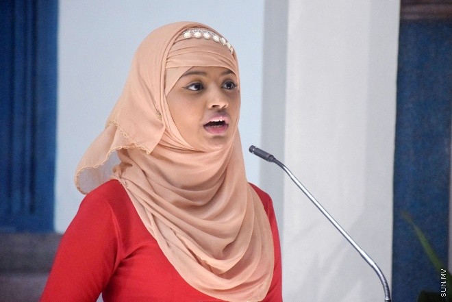 ޑިސެމްބަރ 14، 2015: ނުކުޅެދުންތެރިކަން ހުރި ފަރާތްތަކުގެ ތެރެއިން ވަޒީފާ ލިބުން ފަރާތްތަކަށް އެކަމުގެ ލިޔުން ހަވާލު ކުރުމަށް ބޭއްވި ރަސްމިއްޔާތުގެ ތެރެއިން--- ސަން ފޮޓޯ: ފަޔާޒު މޫސާ
