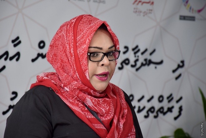 ޑިސެމްބަރ 14، 2015: ނުކުޅެދުންތެރިކަން ހުރި ފަރާތްތަކުގެ ތެރެއިން ވަޒީފާ ލިބުން ފަރާތްތަކަށް އެކަމުގެ ލިޔުން ހަވާލު ކުރުމަށް ބޭއްވި ރަސްމިއްޔާތުގެ ތެރެއިން--- ސަން ފޮޓޯ: ފަޔާޒު މޫސާ